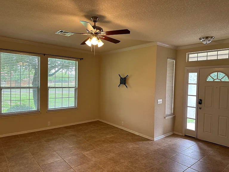 2502 Grayson Way — Photo 3