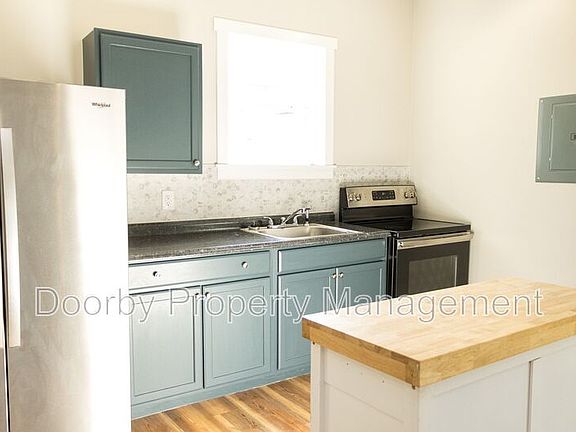 3rd image of 415 Glenn St #B