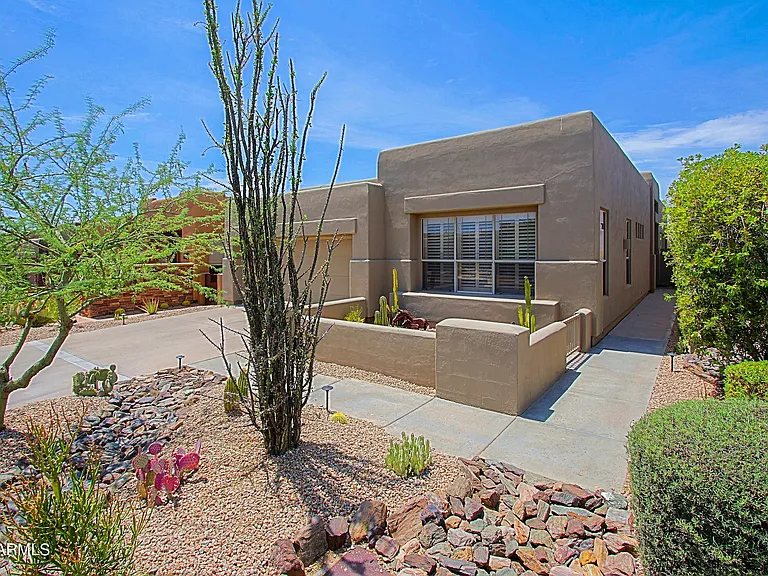 9616 E Chuckwagon Ln — Photo 2