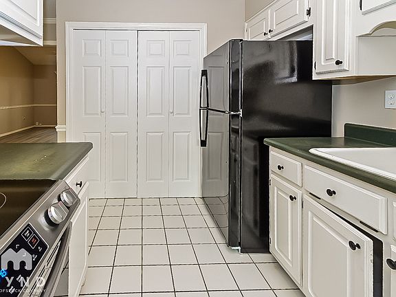 3rd image of 3735 Ivanhoe Dr
