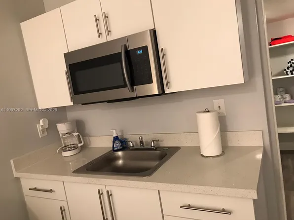 26 Diplomat Pkwy #2215, Hallandale, FL 33009