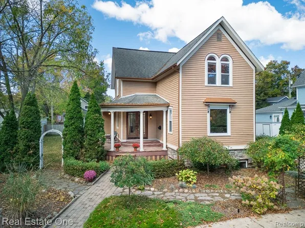 629 N Calhoun St, Lapeer, MI 48446