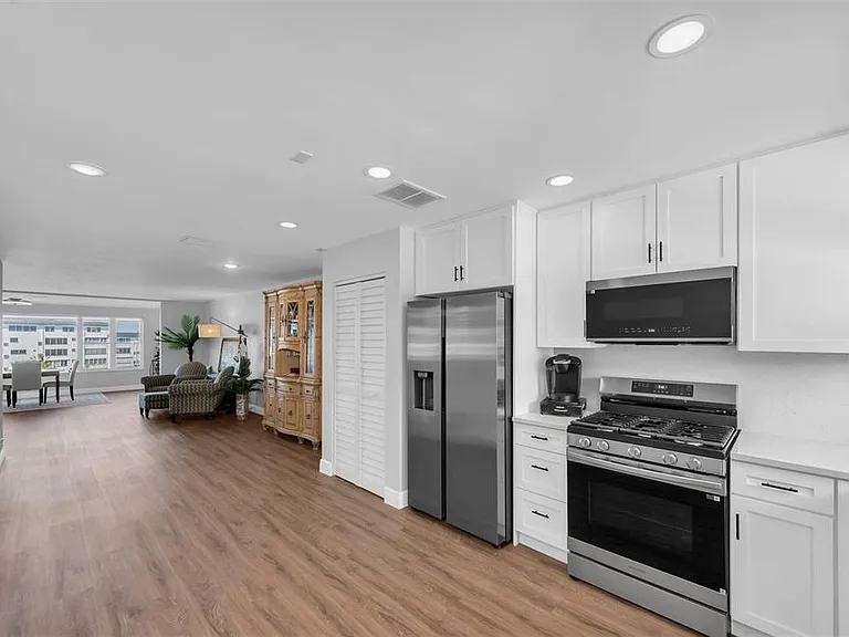 6025 Shore Blvd S #405 — Photo 14