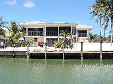 Canalside backyard with 80ft dockage