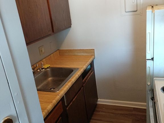 5th image of 1218 East St