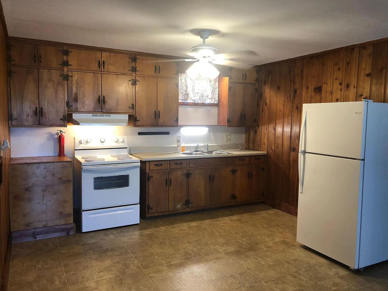 213 E Walnut St — Photo 3
