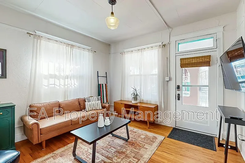3 bed, 1.0 bath, 1300 sqft, $1,800 — Photo 2