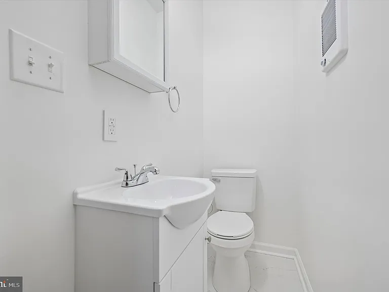 248 N Alden St — Photo 9