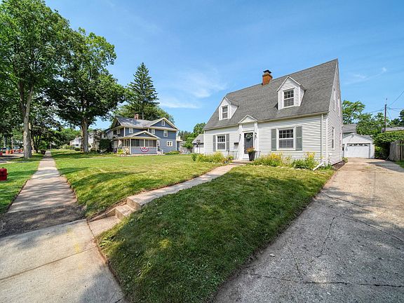 3rd image of 716 Woodfield Dr