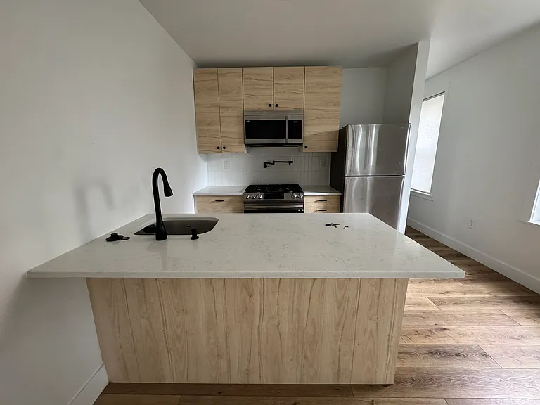 332 Lombard St #3R — Photo 4