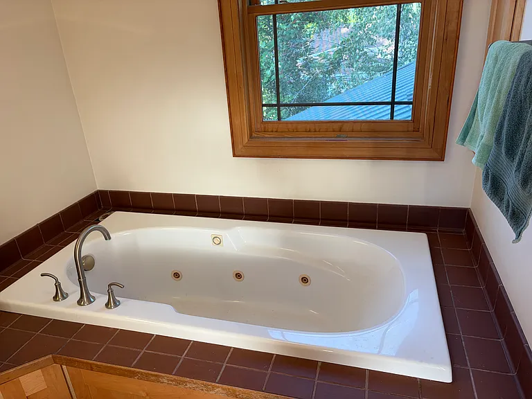 Jetted tub.