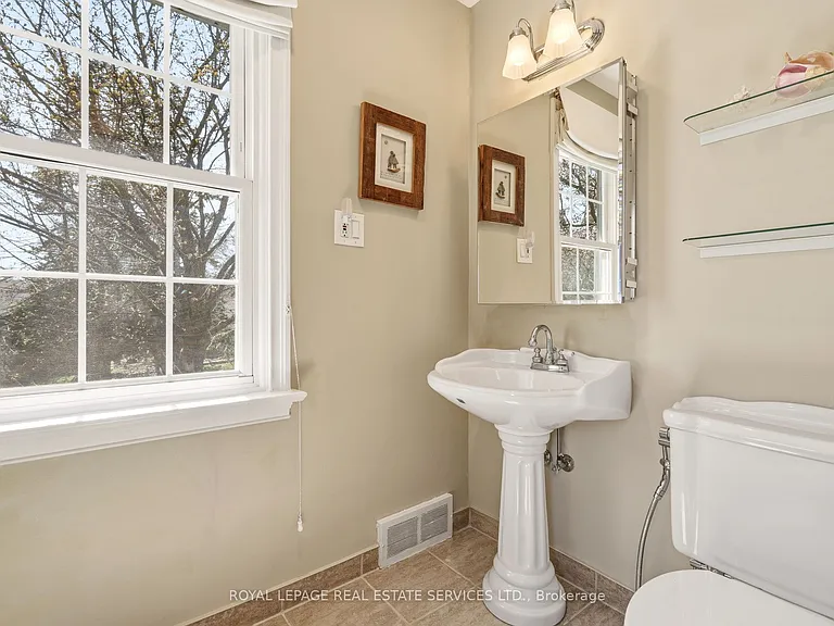 145 Suffolk Ave — Photo 24