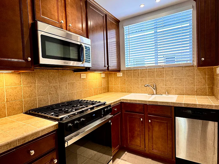 3172 S Barrington Ave #102 — Photo 7