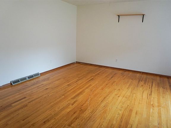 5th image of 9 Deborah Dr