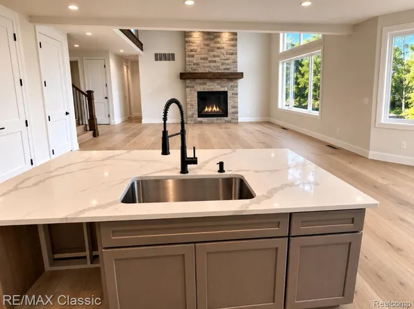 331 W Dawson Rd, Milford, MI 48381