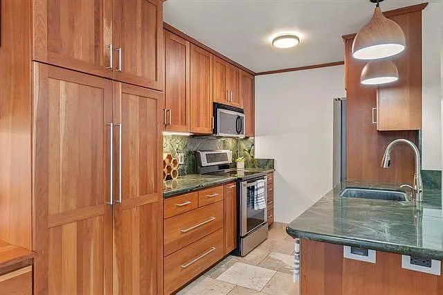 2 bed, 1.5 bath, 750 sqft, $2,500 — Photo 2
