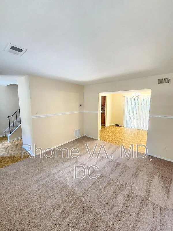 3 bed, 1.0 bath, 1122 sqft, $2,400 — Photo 3