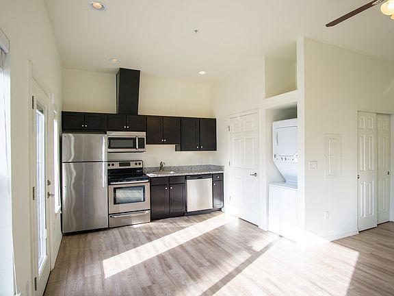 3rd image of 5607 E Burnside St #5625-104