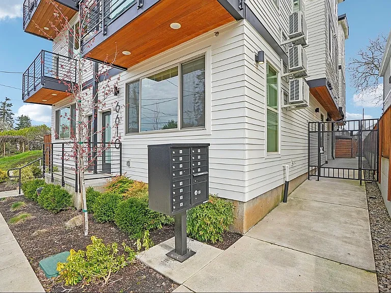6610 N Greenwich Ave #9 — Photo 2
