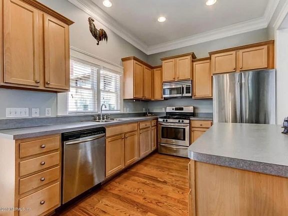 5th image of 122 E 9th St #2