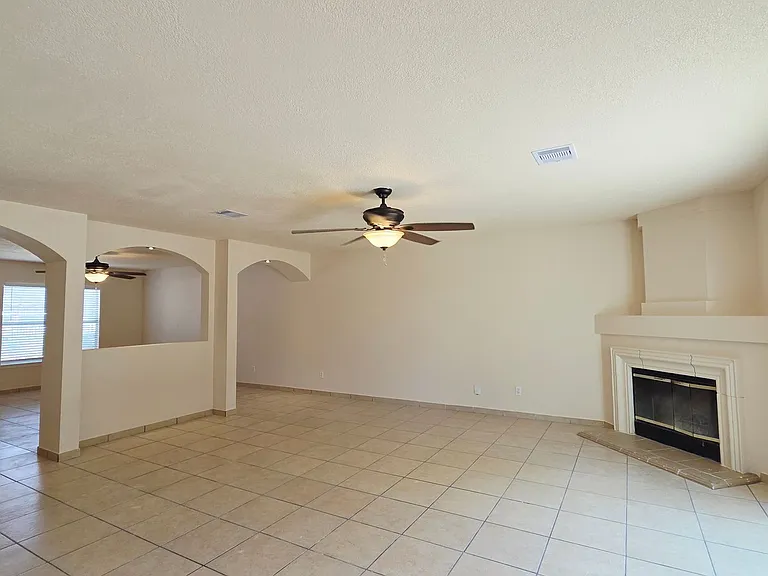 402 Empresario Dr — Photo 6