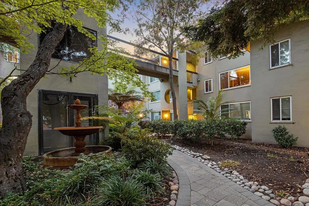 2 bed, 860 sqft, $3,200 — Photo 2