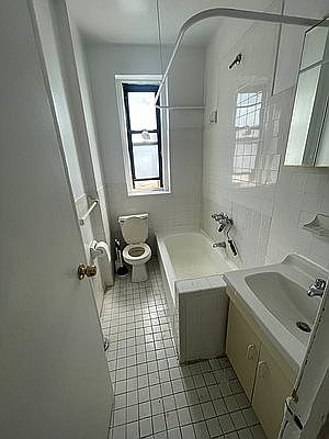 4th image of 4652 Manhattan College Pkwy APT E2
