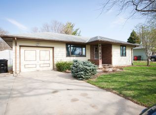 217 Cherokee Dr, Gretna, NE 68028