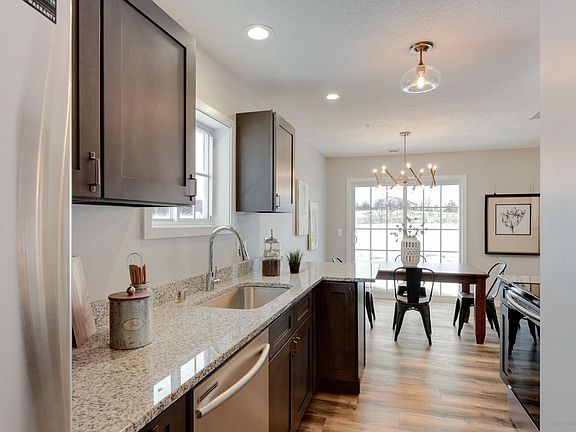 4th image of 25870 Oriole St