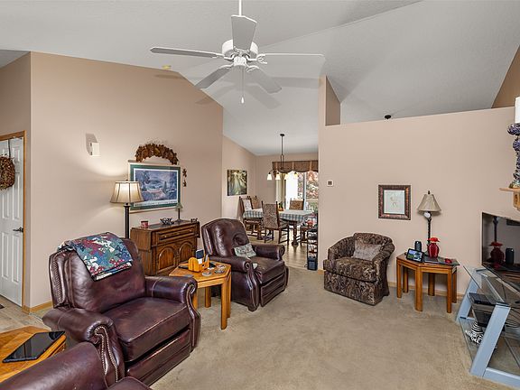 5th image of 995 SE Rosewood Dr