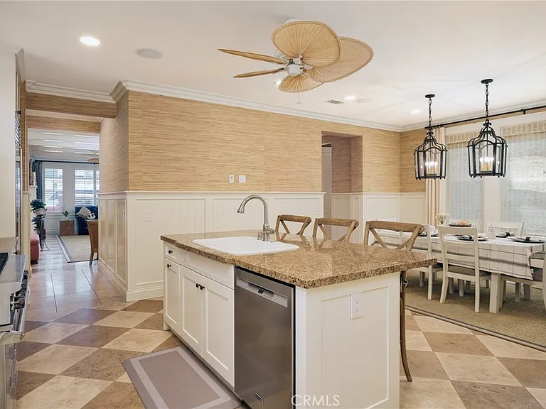 208 E Balboa Blvd — Photo 9