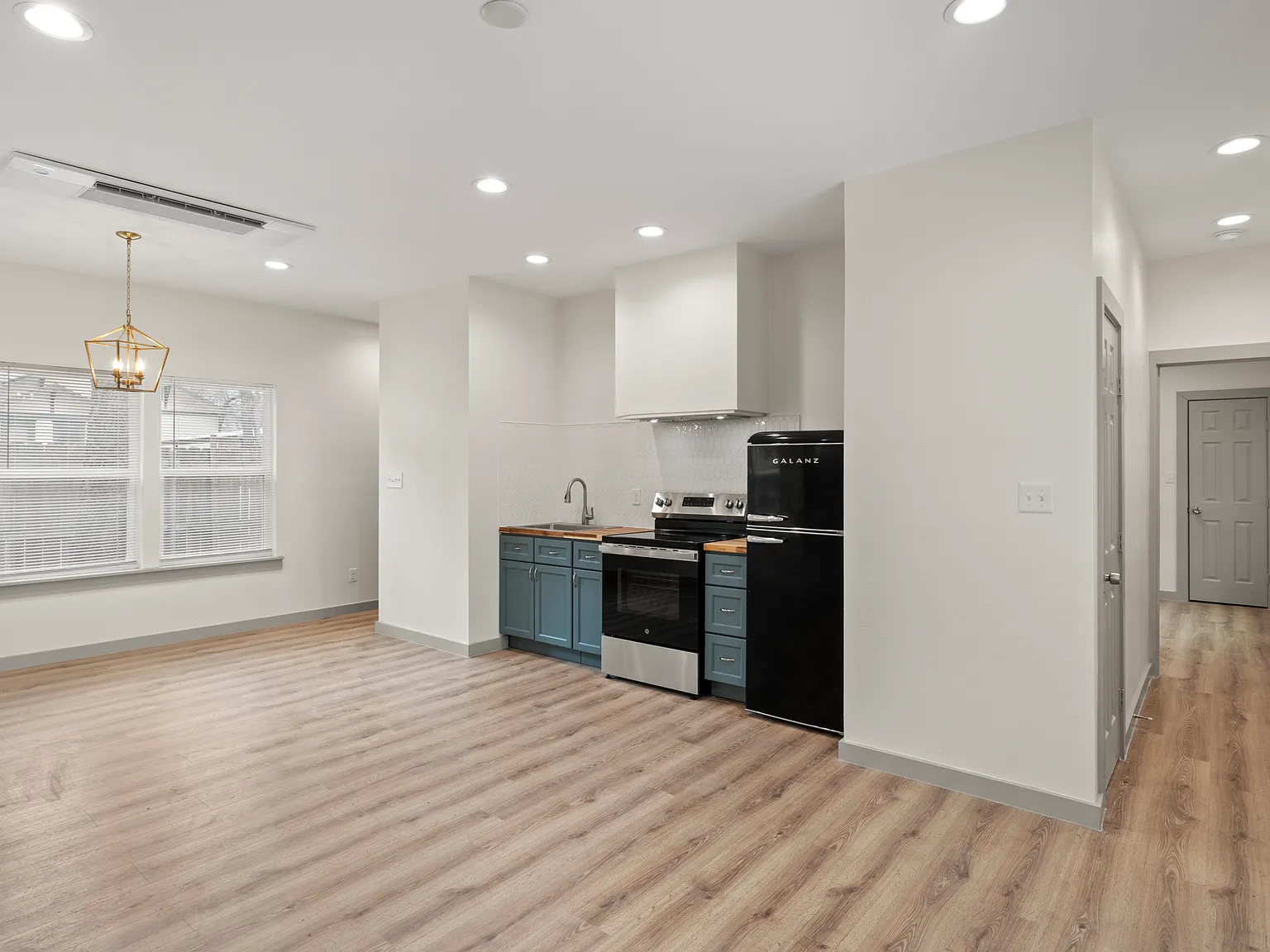 1 bed, 800 sqft, $1,350 — Photo 2