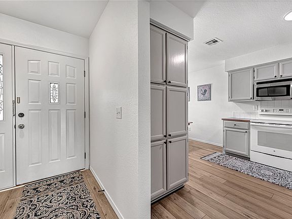 2nd image of 3 Canova Ln