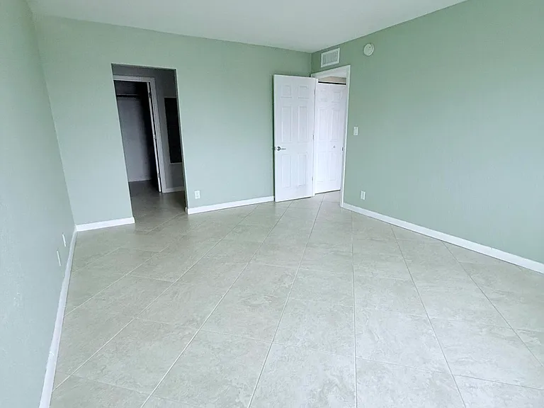 401 Golden Isles Dr #913 — Photo 21