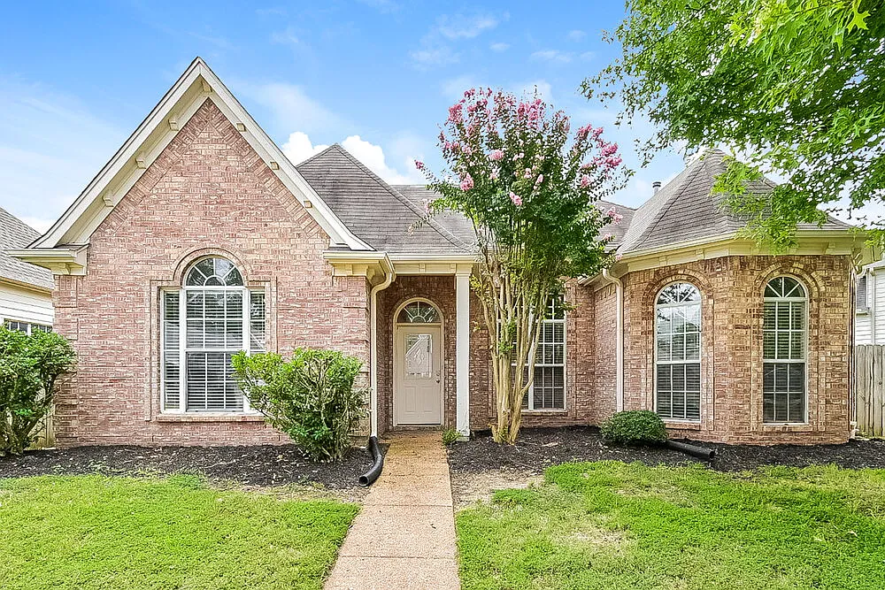 3 bed, 2.0 bath, 1624 sqft, $1,870 — Photo 1