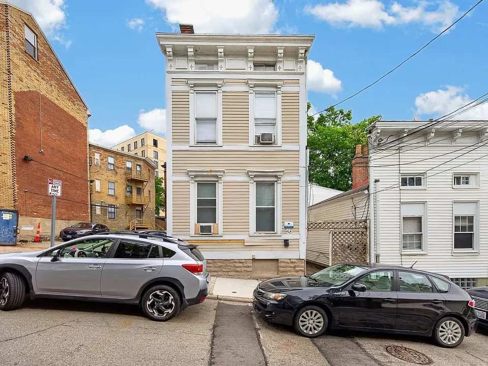 26 W Hollister St