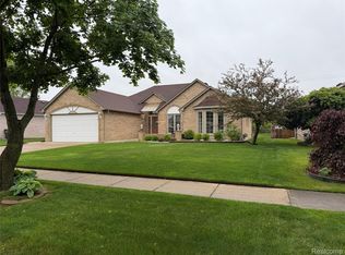 39762 Lembke Dr, Sterling Heights, MI