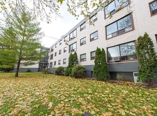 1 Crown Hill Pl #205, Toronto, ON M8Y 4C1