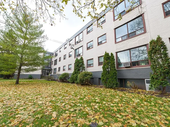 1 Crown Hill Pl #205, Toronto, ON M8Y 4C1