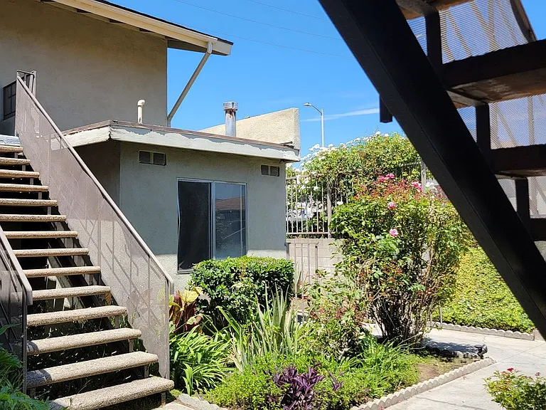 541 La Cadena Way — Photo 3