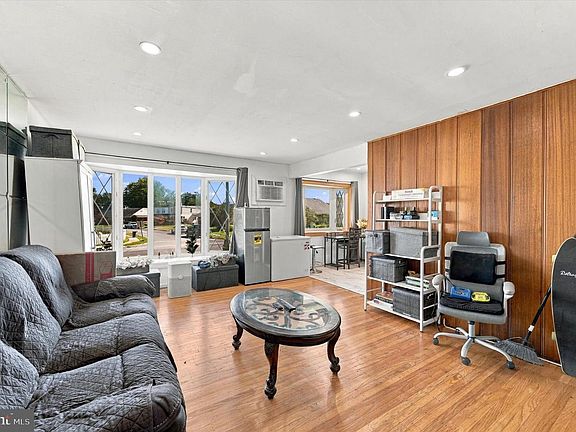 3rd image of 533 Tasker Ave