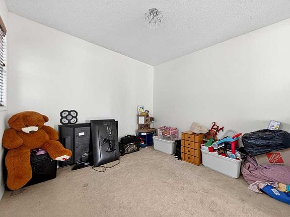 4th image of 34 E Saddlecrest Cres NE