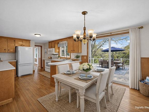 3rd image of 2 Pine Ridge End