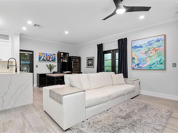 5th image of 2818 Coconut Ave #2818