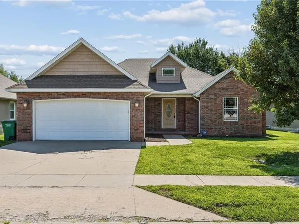 21809 Lombardo Ln, Peculiar, MO 64078
