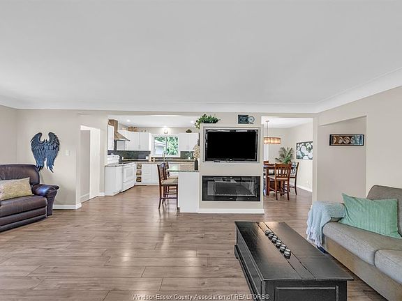 5th image of 22 Danforth Ave