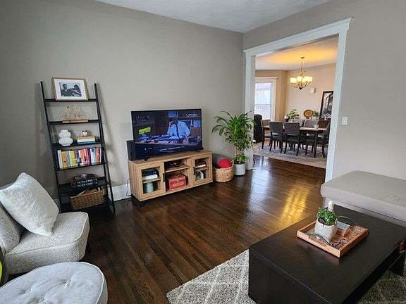 5th image of 222 Gladstone Ave