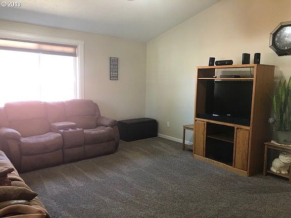 4th image of 90 Village Dr