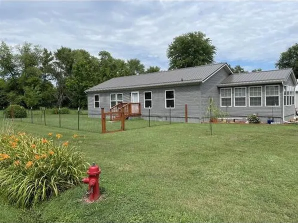 511 S 4th St, Dahlgren, IL 62828