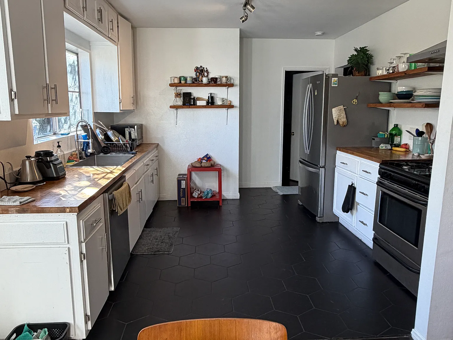 3 bed, 1200 sqft, $1,600 — Photo 2